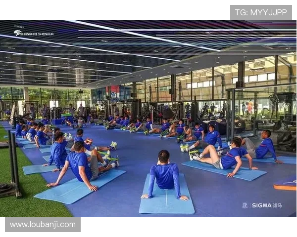 申花四将健身房独自加练备战